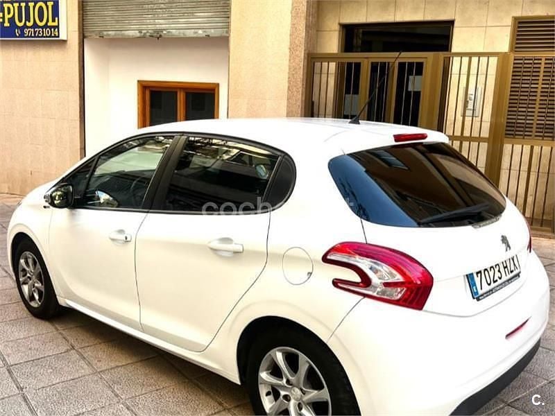 Usado Peugeot 208 Style 82 CV (60 kW) 2014 Blanco Utilitario