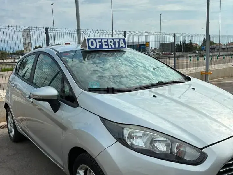 Usado Ford Fiesta Titanium 82 CV (60 kW) 2015 Gris / plata Utilitario