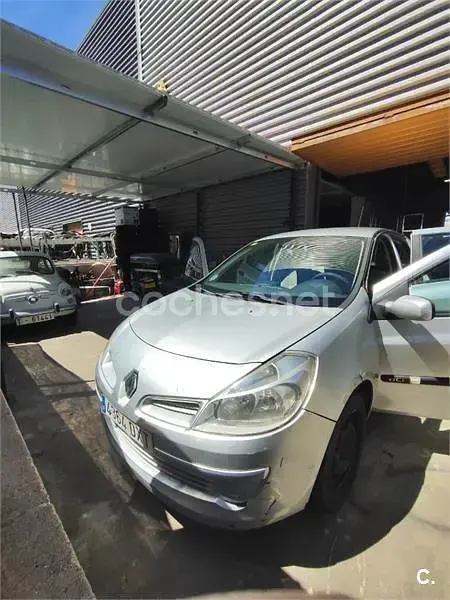 Usado Renault Clio II Dynamique 85 CV (62 kW) 2006 Gris / plata Berlina