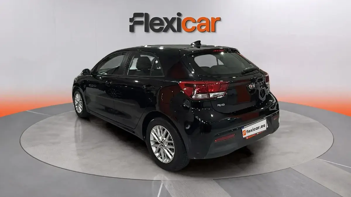 Usado Kia Rio 120 CV (88 kW) 2019 Negro Berlina