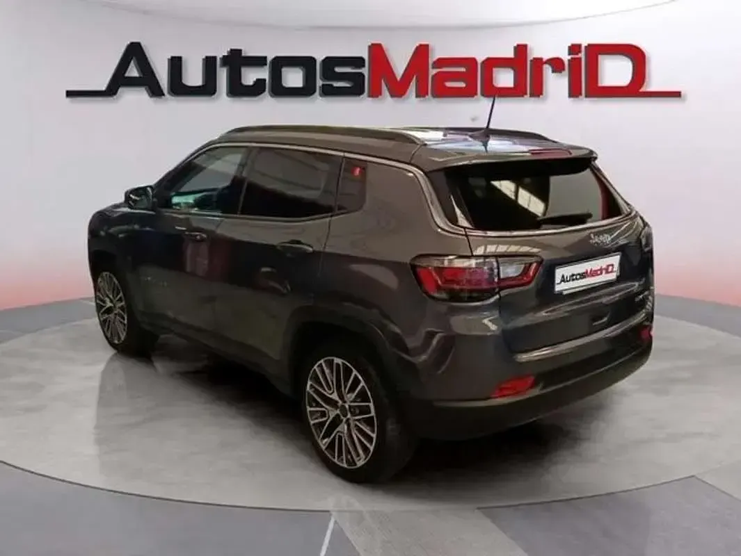 Usado Jeep Compass Limited 131 CV (96 kW) 2022 Gris SUV