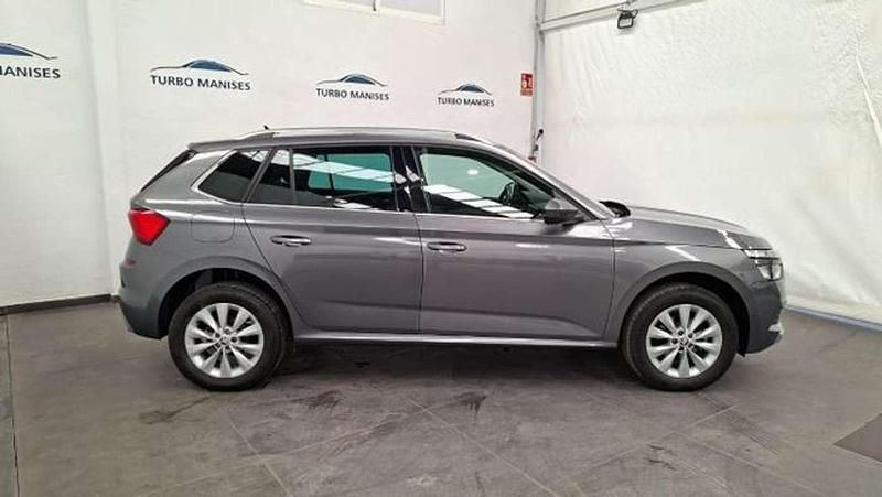 Usado Skoda Kamiq Ambition 110 CV (80 kW) 2023 Gris / plata SUV