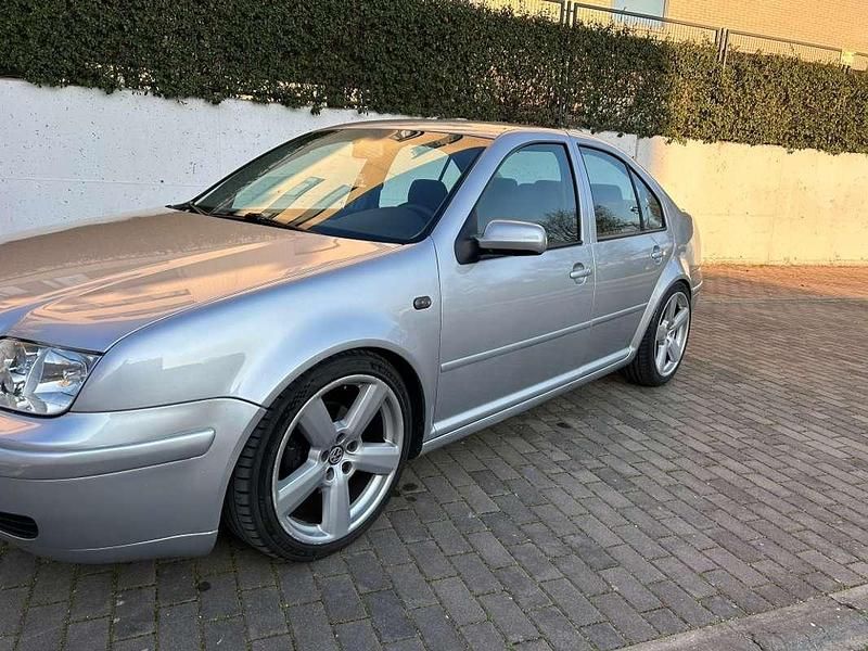 Usado VW Bora Highline 116 CV (85 kW) 2002 Gris Utilitario