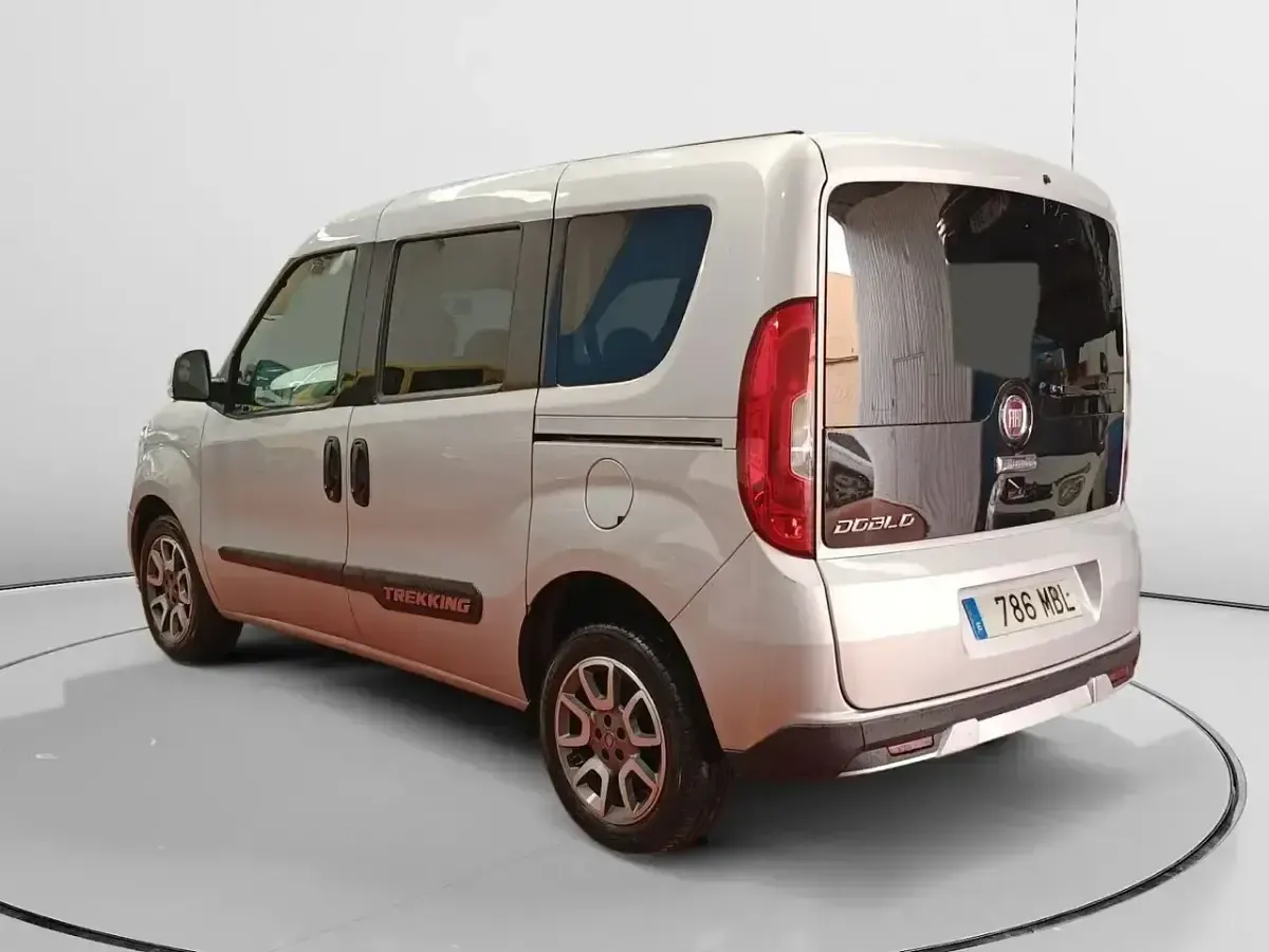 Usado Fiat Doblò Trekking 120 CV (88 kW) 2022 Gris Monovolumen
