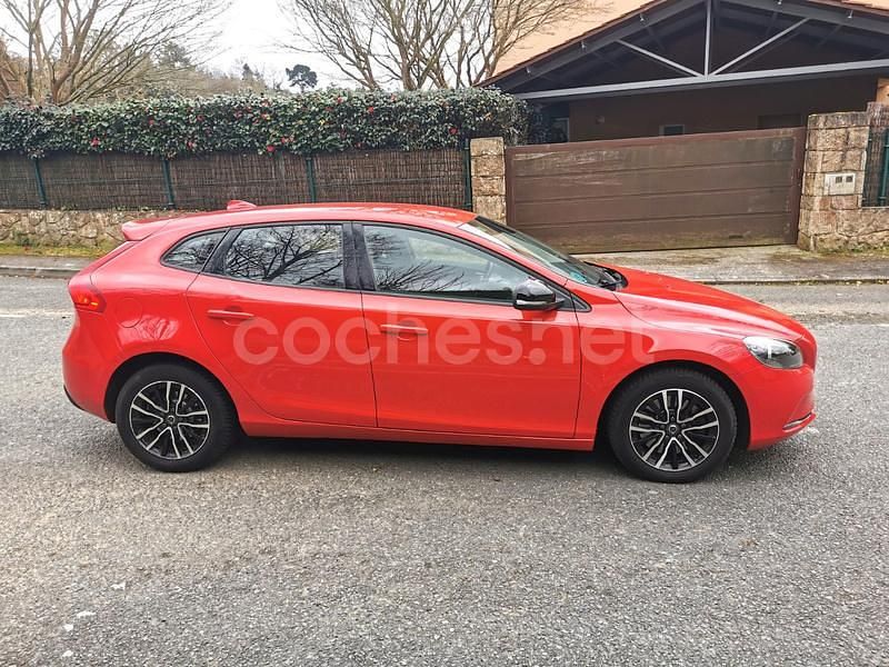Usado Volvo V40 Momentum 150 CV (110 kW) 2017 Rojo Familiar