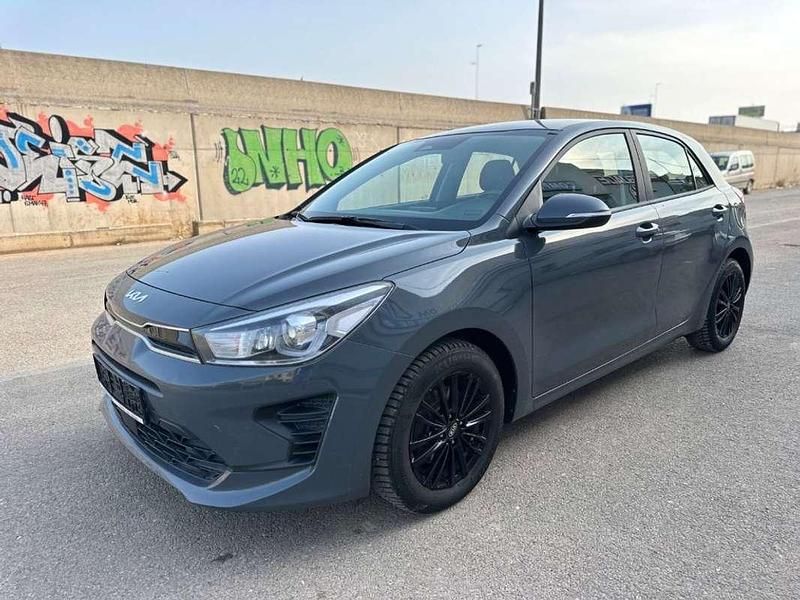 Usado Kia Rio 84 CV (61 kW) 2022 Gris Utilitario