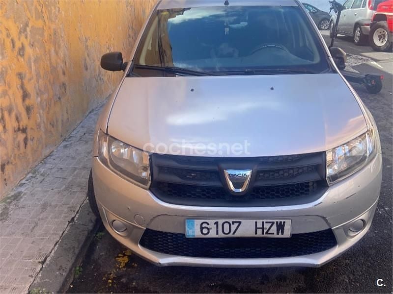Usado Dacia Sandero Ambiance 75 CV (55 kW) 2014 Gris / plata Berlina
