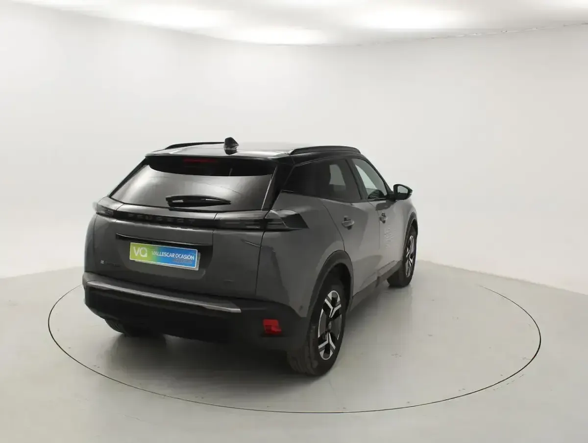 Usado Peugeot e-2008 Allure 114 kW (156 CV) 2023 Gris SUV