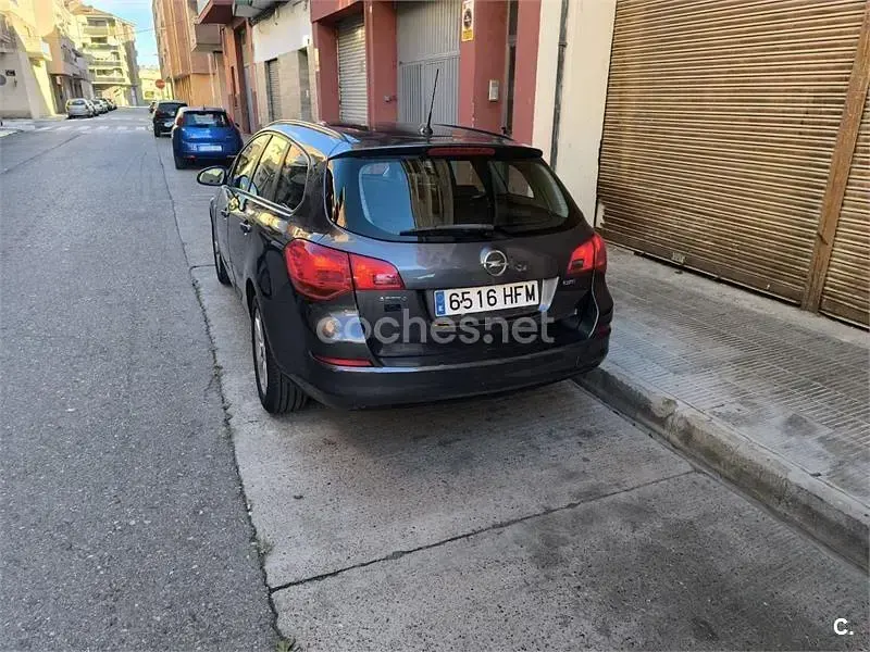 Usado Opel Astra Enjoy 110 CV (80 kW) 2011 Gris / plata Familiar