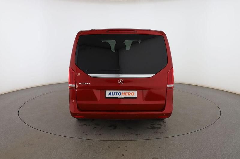 Usado Mercedes V300 Avantgarde 239 CV (175 kW) 2021 Rojo Monovolumen