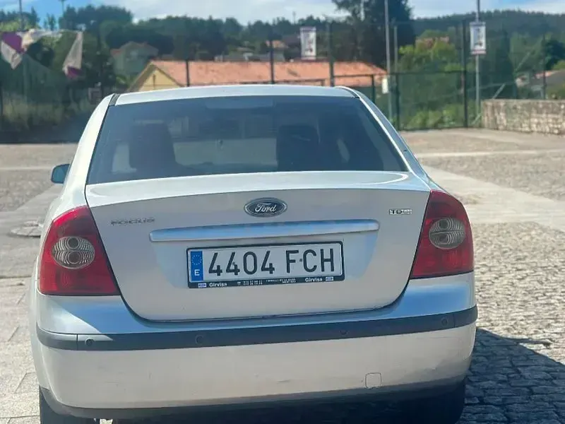 Usado Ford Focus Ghia 115 CV (84 kW) 2006 Gris / plata Berlina