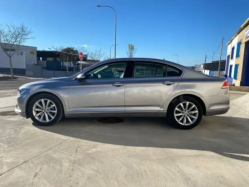 Usado VW Passat Advance 150 CV (110 kW) 2019 Gris / plata Berlina