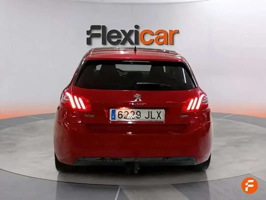 Usado Peugeot 308 Allure 120 CV (88 kW) 2016 Rojo Utilitario