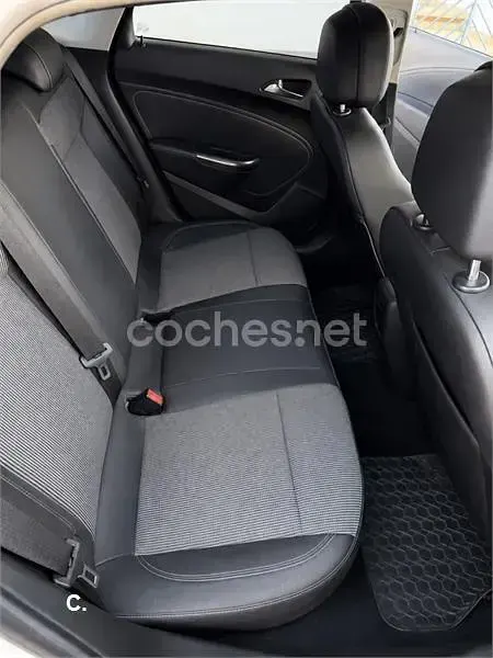 Usado Opel Astra Excellence 165 CV (121 kW) 2011 Negro Familiar