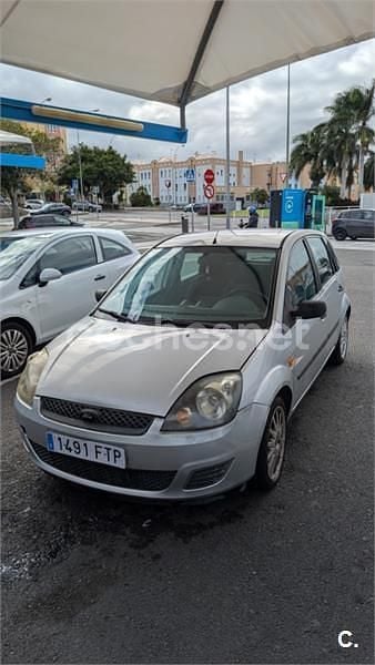 Usado Ford Fiesta Ambiente 70 CV (51 kW) 2007 Gris / plata Utilitario