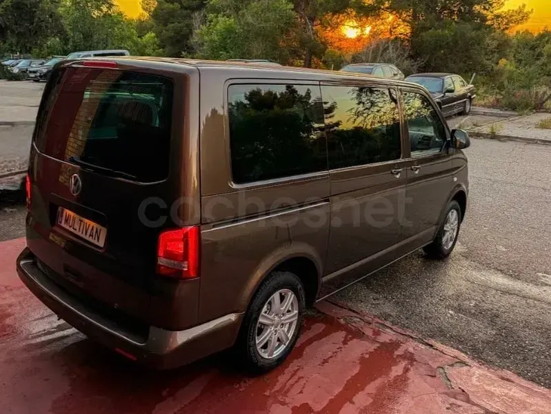 Usado VW Multivan Comfortline 140 CV (102 kW) 2011 Marrón Monovolumen
