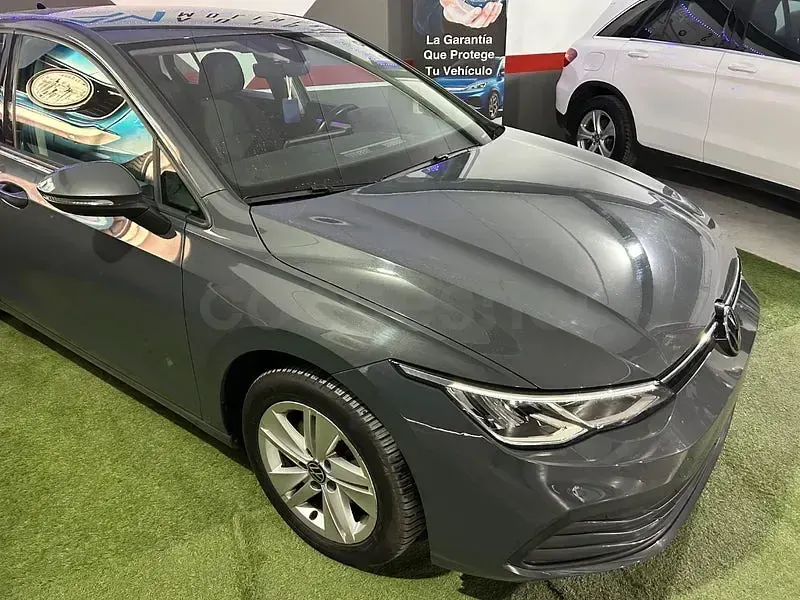Usado VW Golf VIII Life 110 CV (80 kW) 2022 Gris / plata Berlina