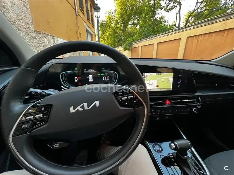 Usado Kia Niro 141 CV (103 kW) 2024 Gris / plata SUV