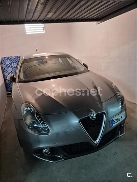 Usado Alfa Romeo Giulietta Super 120 CV (88 kW) 2019 Gris / plata Utilitario