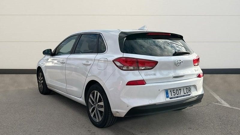 Usado Hyundai i30 120 CV (88 kW) 2019 Blanco Berlina