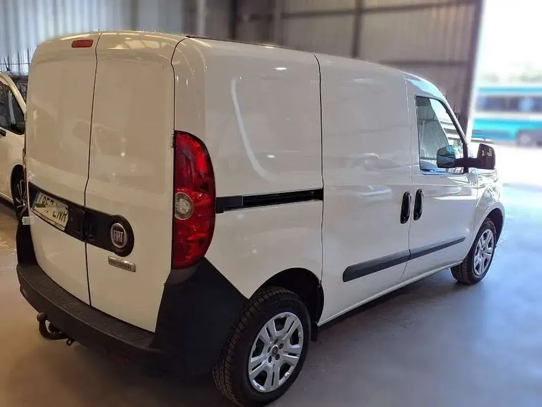Usado Fiat Doblò 90 CV (66 kW) 2021 Blanco Monovolumen