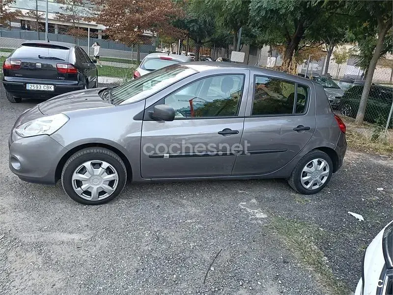 Usado Renault Clio IV 75 CV (55 kW) 2012 Gris / plata Berlina