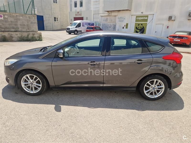 Gris / plata Usado 2016 Ford Focus Trend Berlina | 7900 € (Precio justo) - Imagen 1/4