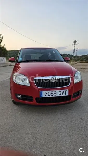 Usado Skoda Fabia 60 CV (44 kW) 2010 Rojo Berlina
