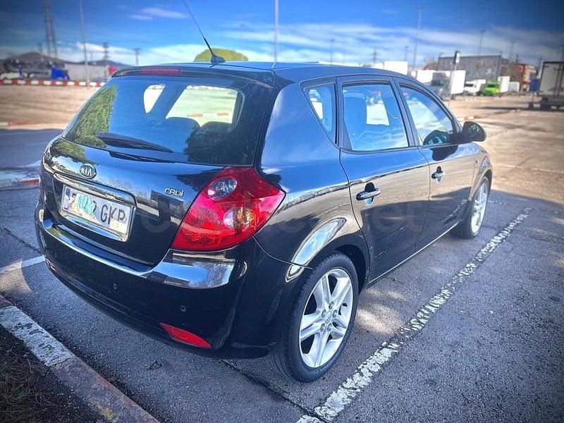 Usado Kia Ceed 115 CV (84 kW) 2009 Negro Utilitario