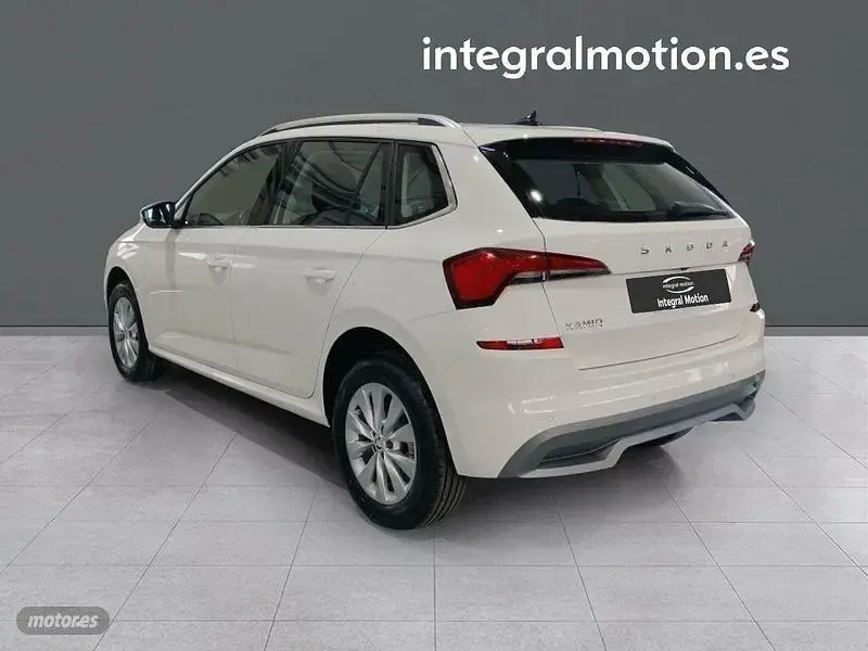 Usado Skoda Kamiq Ambition 110 CV (80 kW) 2021 Blanco SUV