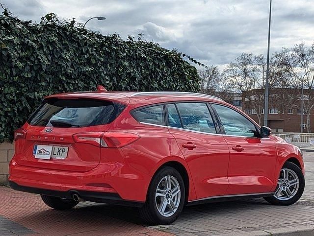 Usado Ford Focus Titanium 120 CV (88 kW) 2020 Rojo Utilitario
