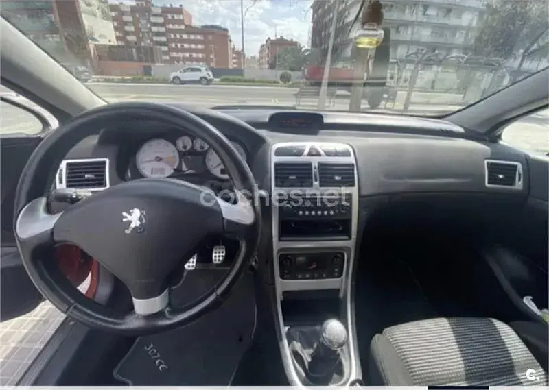Usado Peugeot 307 CC 138 CV (101 kW) 2005 Rojo Descapotable