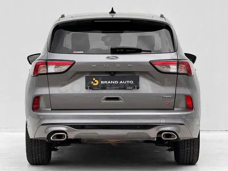 Usado Ford Kuga ST-Line 190 CV (139 kW) 2022 Gris / plata SUV