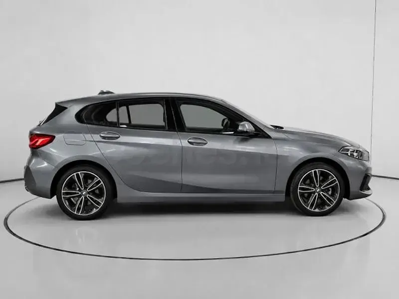 Usado BMW 118 Comfort Edition 136 CV (100 kW) 2022 Gris / plata Utilitario