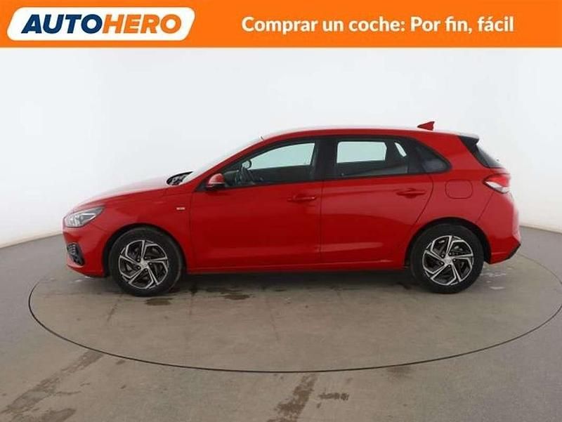 Usado Hyundai i30 120 CV (88 kW) 2022 Rojo Berlina