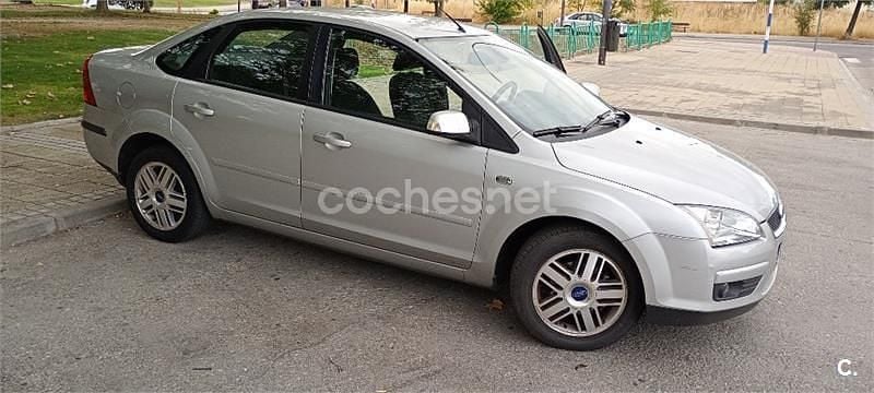 Gris / plata Usado 2007 Ford Focus Ghia Berlina | 3900 € (Precio justo) - Imagen 1/4