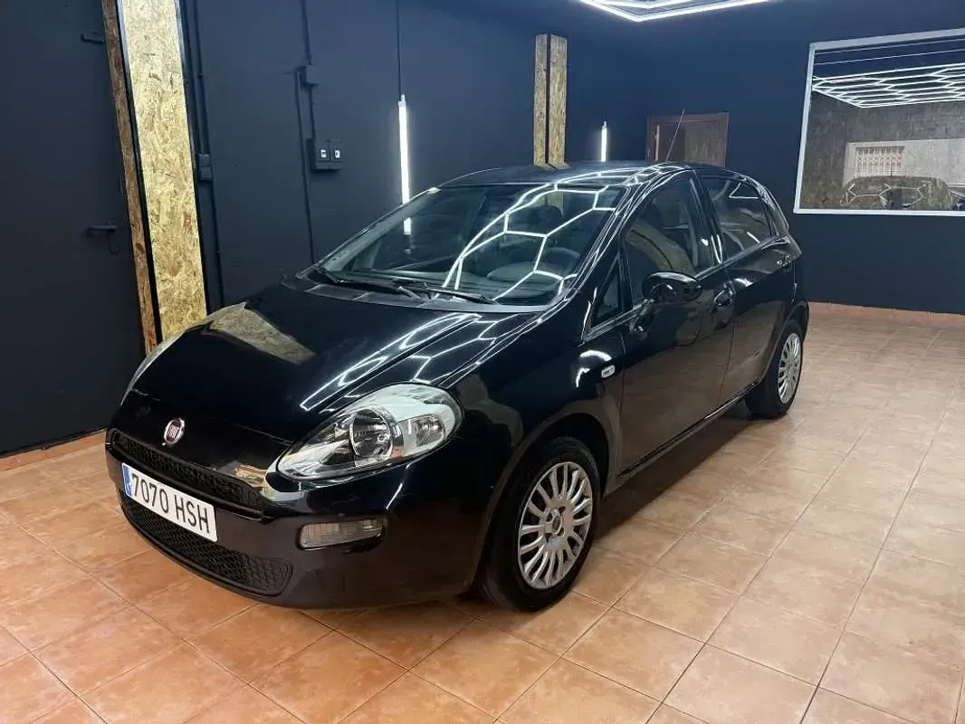 Käytetty Fiat Punto Easy 75 HP (55 kW) 2013 Musta Viistoperä