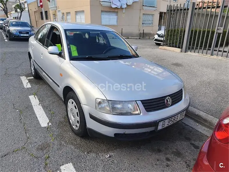 Używany VW Passat 90 KM (66 kW) 1997 Szary Sedan/Limuzyna