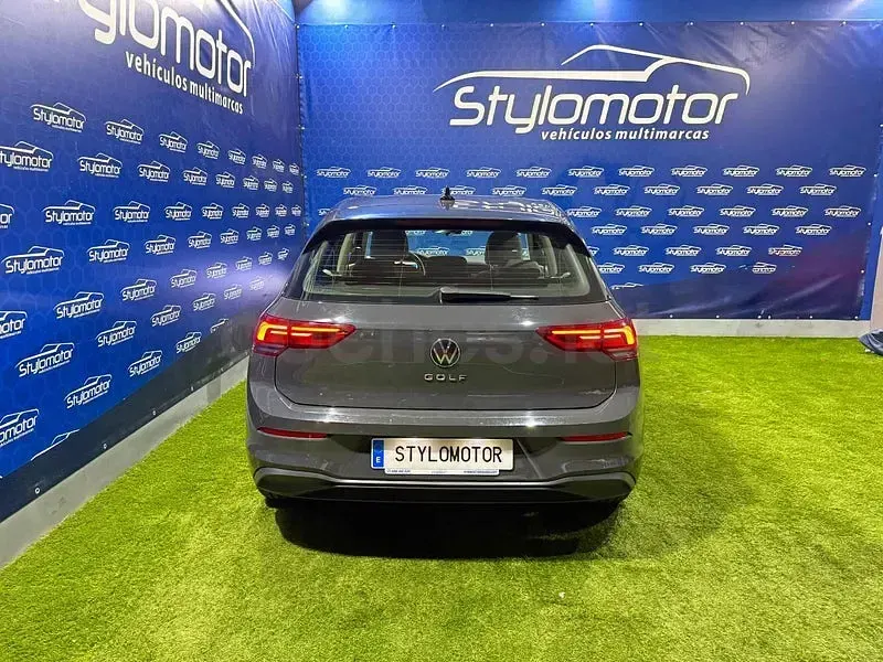 Usado VW Golf VIII 115 CV (84 kW) 2022 Gris / plata Berlina