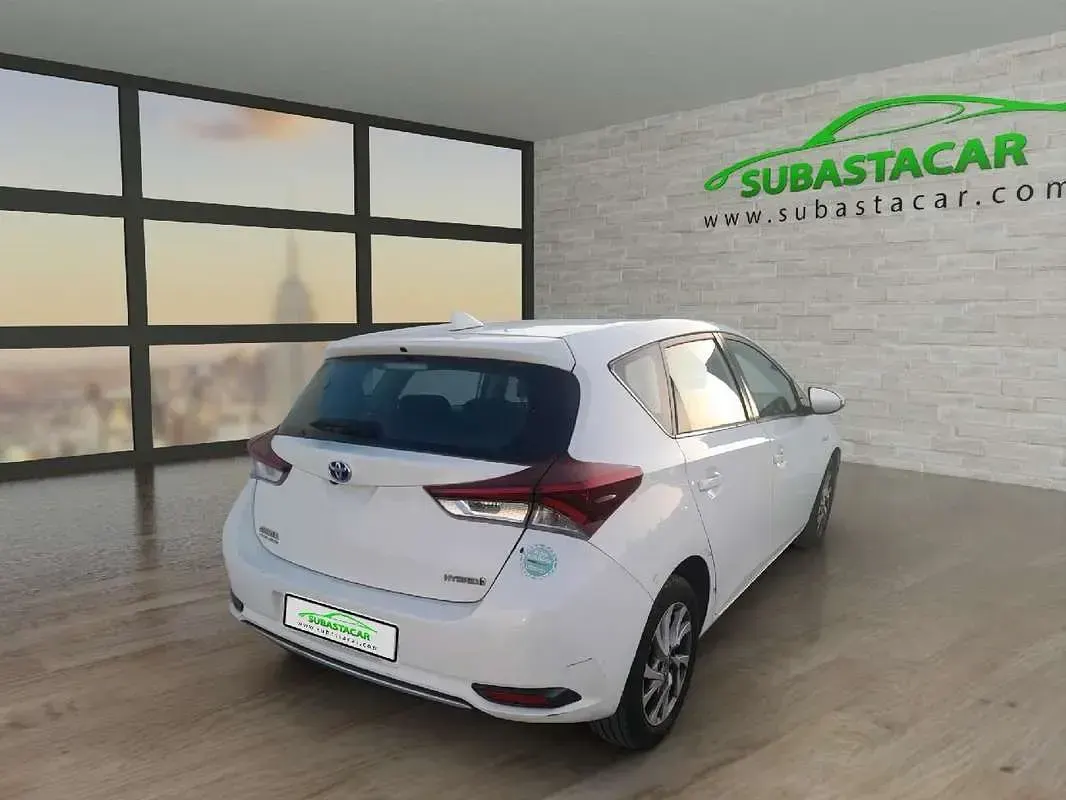 Usado Toyota Auris Hybrid Active 136 CV (100 kW) 2019 Blanco Utilitario