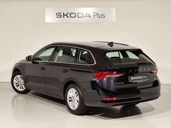 Negro Usado 2024 Skoda Octavia Ambition Familiar | 25.900 € (Buen precio) - Imagen 1/4
