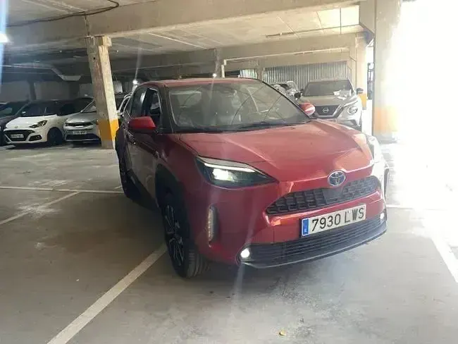 Usado Toyota Yaris Active 115 CV (84 kW) 2022 Rojo Utilitario