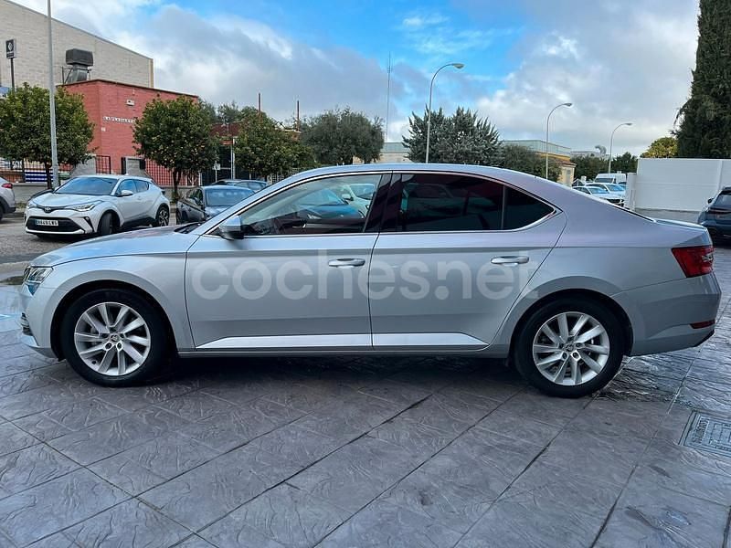 Usado Skoda Superb Style 218 CV (160 kW) 2021 Gris / plata Berlina