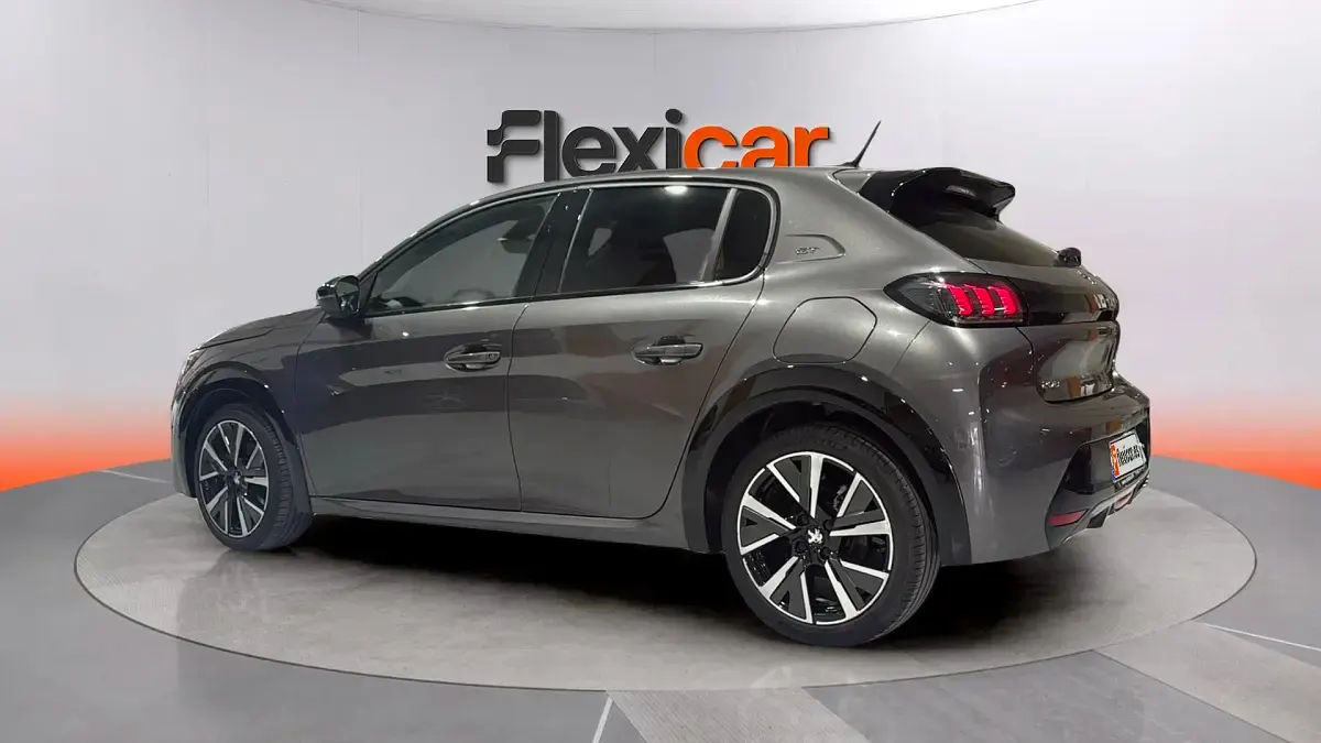 Usado Peugeot 208 GT 131 CV (96 kW) 2021 Gris Utilitario
