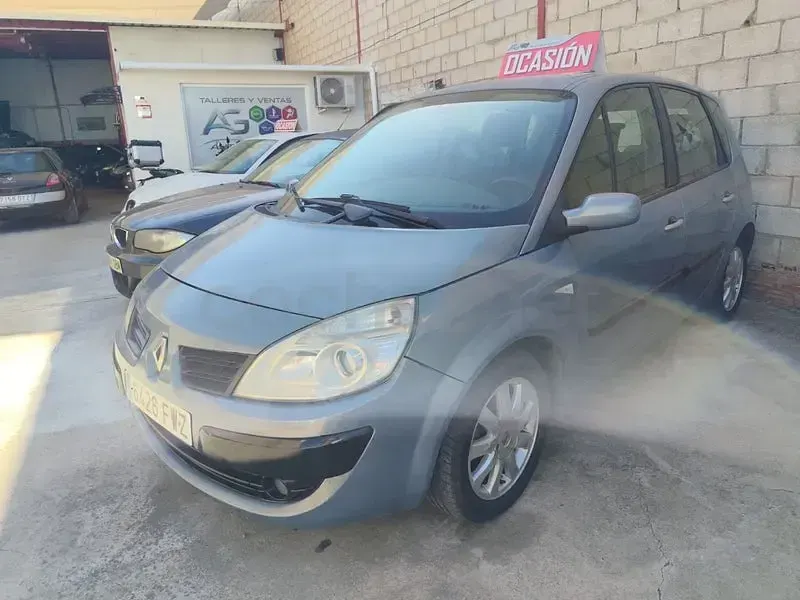 Usado Renault Scénic Dynamique 105 CV (77 kW) 2007 Violeta / lila Monovolumen