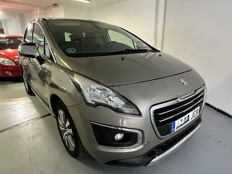 Usado Peugeot 3008 Style 120 CV (88 kW) 2015 Beige Familiar