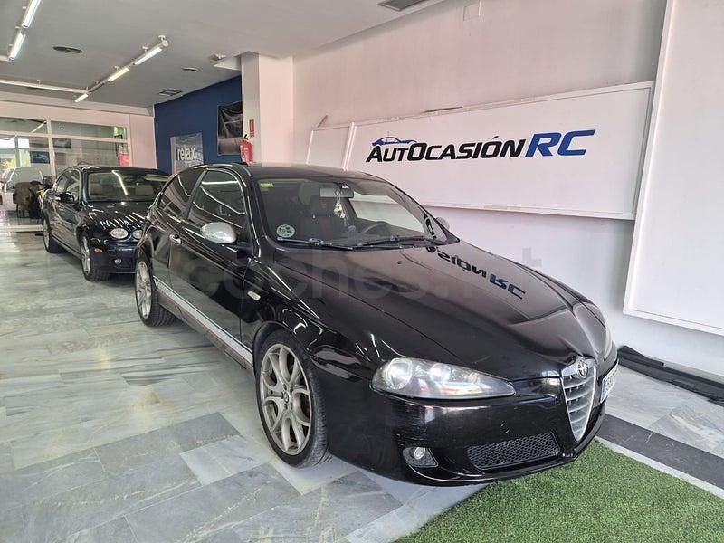 Usado Alfa Romeo 147 170 CV (125 kW) 2008 Violeta / lila Utilitario