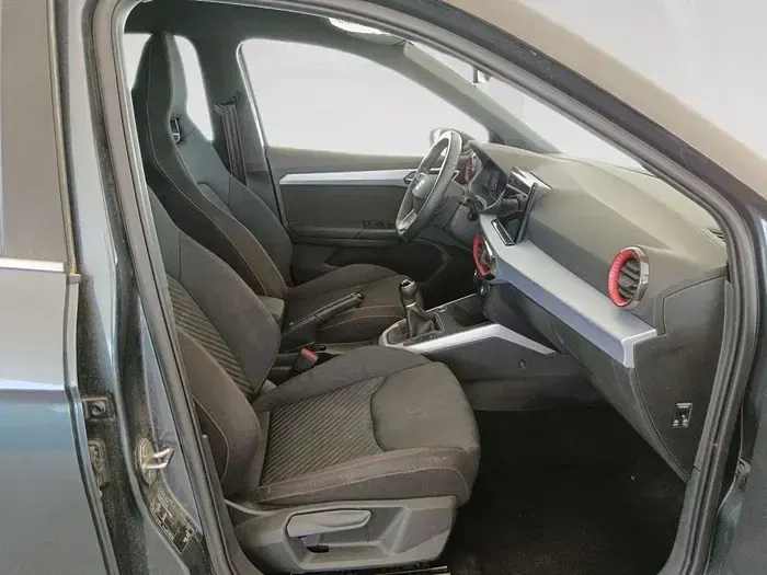 Usado Seat Arona FR 115 CV (84 kW) 2025 Gris SUV