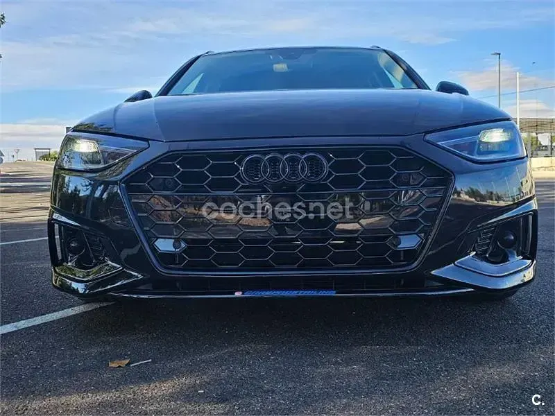Usado Audi A4 Advanced Plus 136 CV (100 kW) 2020 Negro Familiar