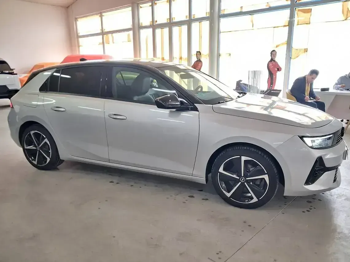 Usado Opel Astra 130 CV (95 kW) 2024 Gris Utilitario
